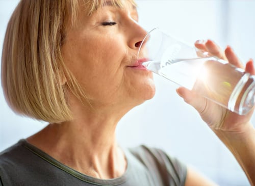 Frau Trinkt Wasser